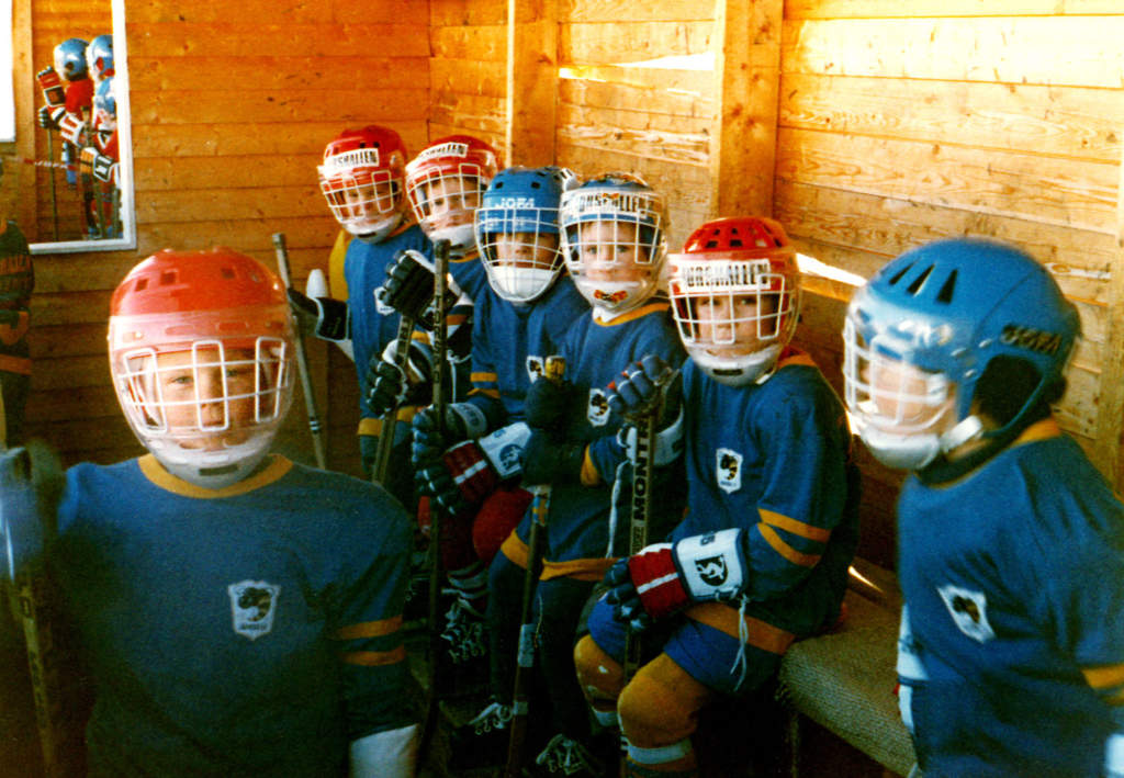 daniel sedin och bror henrik sedin, ishockeyspelare sverige, i röd hjälm. barn bardomsbilder familjen