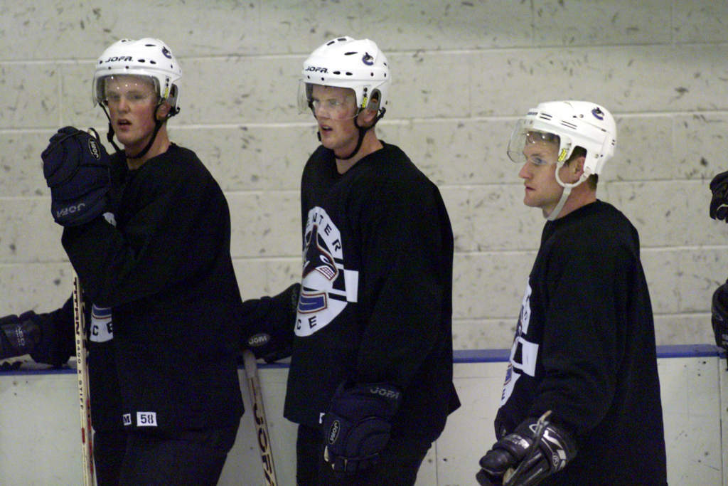 nhl, träning action. fr.v. henrik och daniel sedin och markus näslund, ishockeyspelare sverige vancouver canucks.