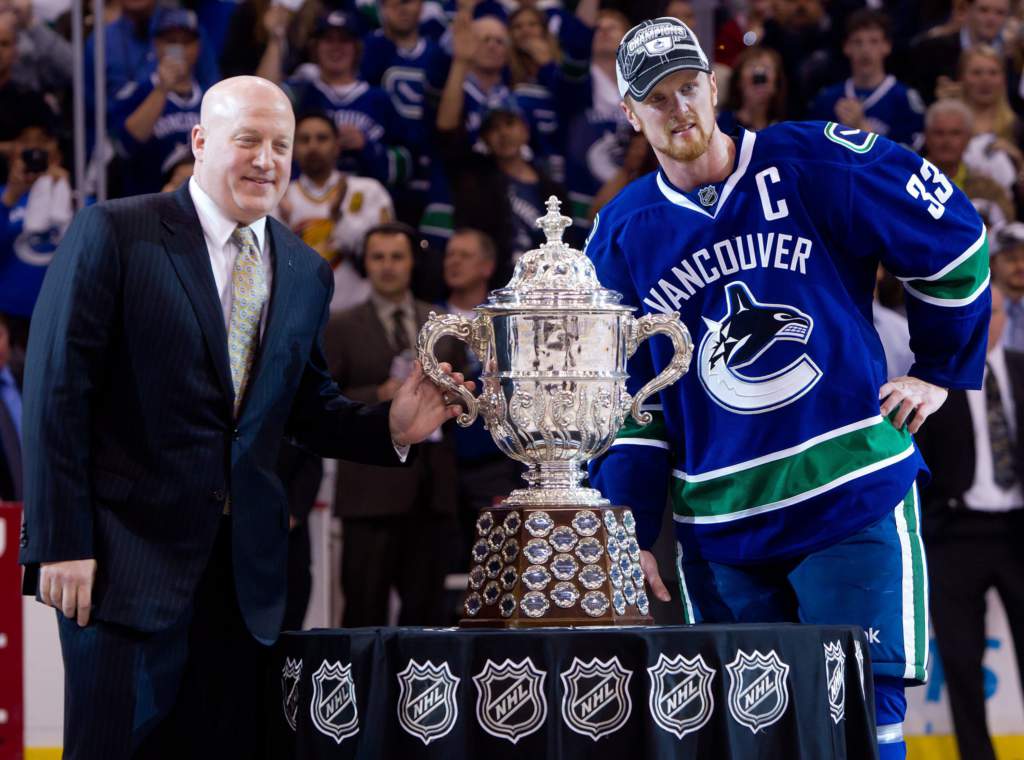 ap foto : darryl dyck : vancouver canucks' henrik sedin, right, of sweden, accepts the clarence s. campbell trophy from nhl deputy commissioner bill daly after defeating the san jose sharks in the second overtime period of game 5 of the nhl western conference final stanley cup playoff hockey series in vancouver, british columbia, on tuesday may 24, 2011. vancouver won the series 4 games to 1 and advances to the stanley cup final. (ap photo/the canadian press/darryl dyck) / scanpix code: 436 bill daly, henrik sedi sharks canucks hocke automatarkiverad