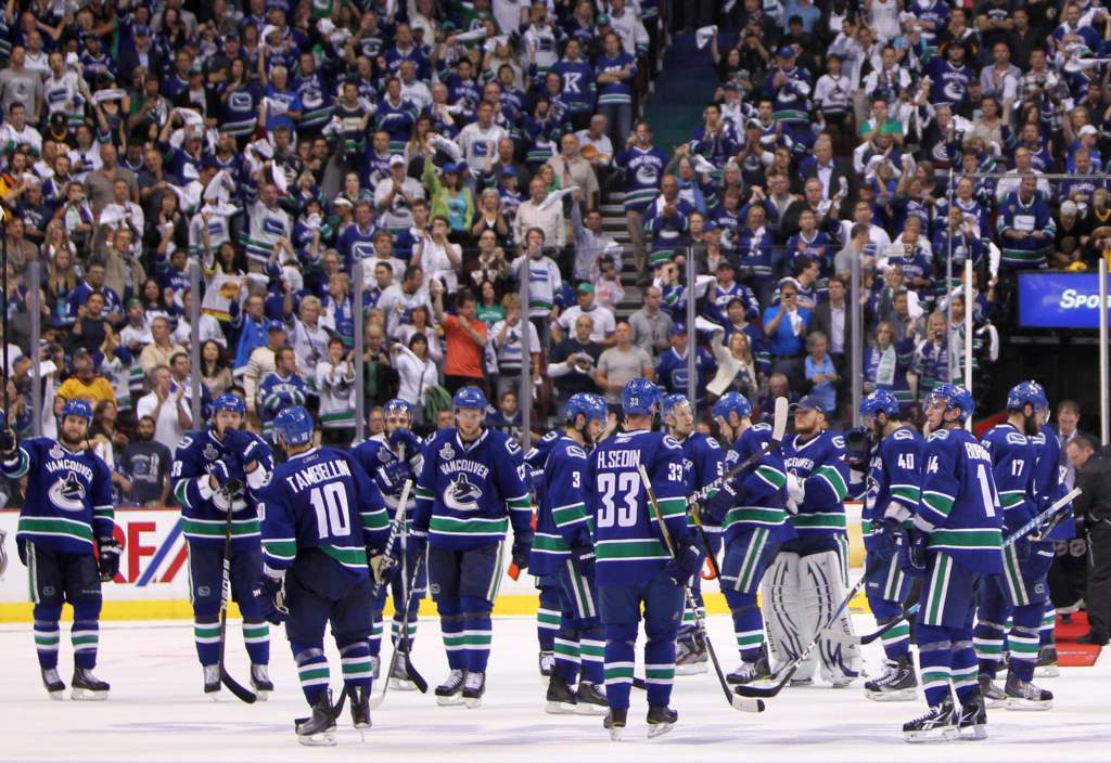 ap foto : jonathan hayward : members of the vancouver canucks skate off the ice following their 4-0 loss to the boston bruins in game 7 of the nhl hockey stanley cup finals on wednesday, june 15, 2011, in vancouver, british columbia. (ap photo/the canadian press, jonathan hayward) / scanpix code: 436 stanley cup bruins canucks hocke automatarkiverad