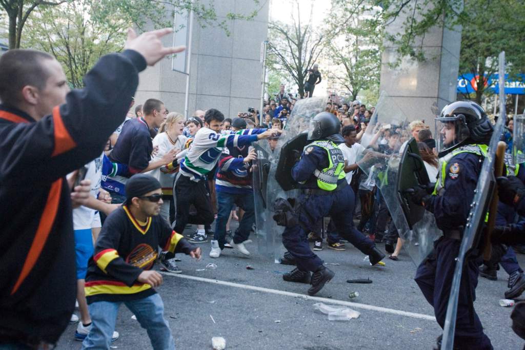 ap foto : geoff howe : people tussled with police following game 7 of the nhl hockey stanley cup finals between the vancouver canucks and the boston bruins on wednesday, june 15, 2011, in vancouver, british columbia. (ap photo/the canadian press,geoff howe) / scanpix code: 436 stanley cup fan stanley cup canucks fans hocke automatarkiverad